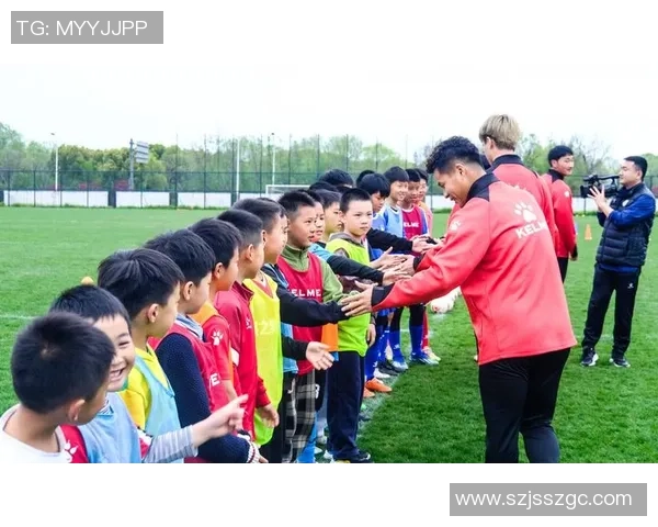 英国足球球星与小球迷携手共筑梦想桥梁见证足球热情传递