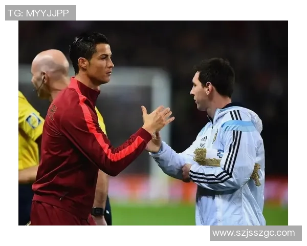 足球传奇对决：C罗梅西签名球星卡珍藏版引领收藏热潮