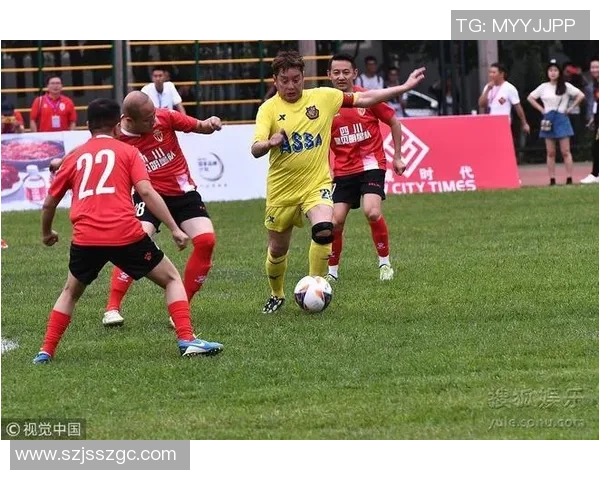 足球巨星宅家化身拳击手挥汗如雨展现不一样的运动激情