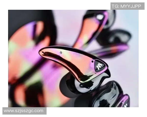 足球球星耳环潮流风向标：从场上到场下的时尚配饰演绎